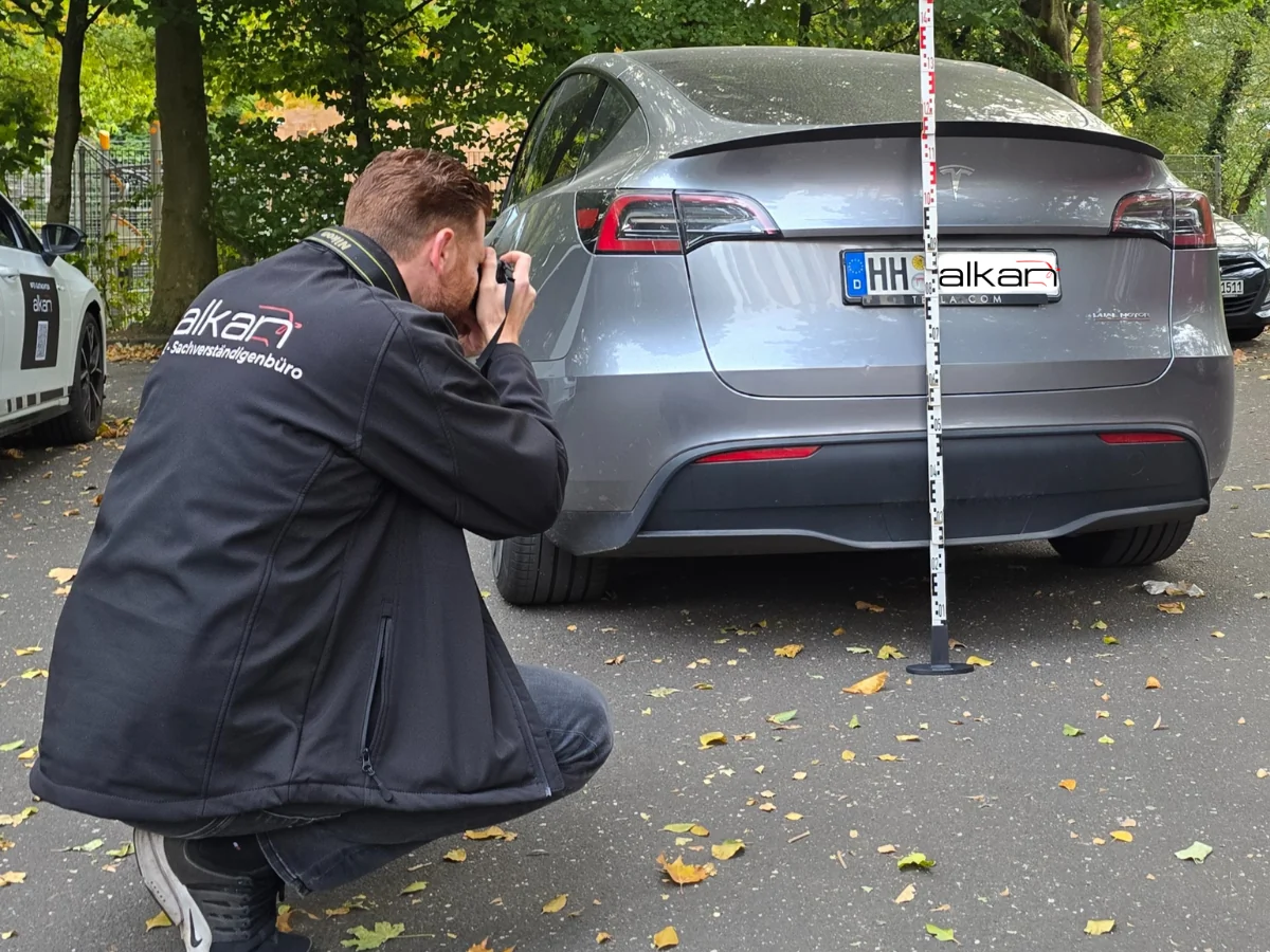 Schadenaufnahme Unfallgutachten Elektroauto Tesla